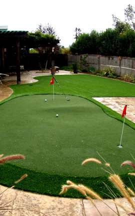 Putting green with a large chipping area