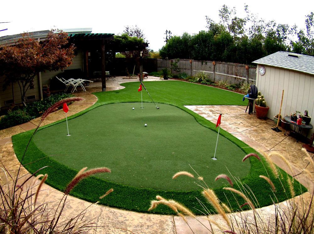 Putting green with a large chipping area
