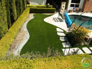 Synthetic grass around a swimming pool (after)