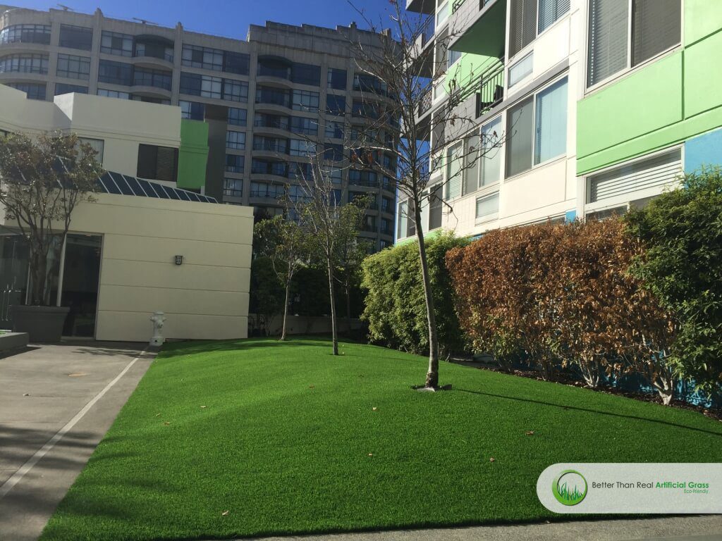 The artificial grass can be used in narrow areas at the side of parking lots for office buildings, or between buildings.